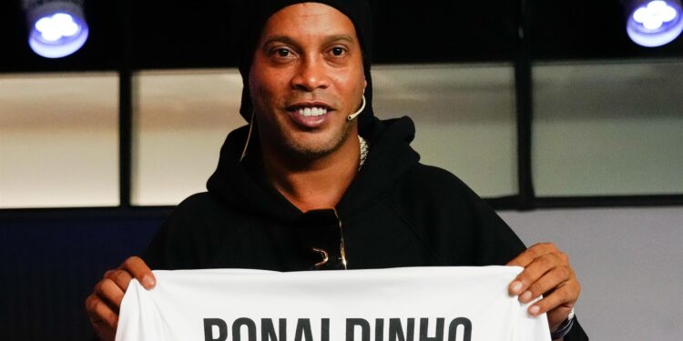 Ronaldinho Gaúcho volta ao futebol e assina com gigante dos Estados Unidos