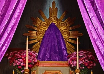 Por que a Igreja Católica cobre santos com panos roxos na semana santa?