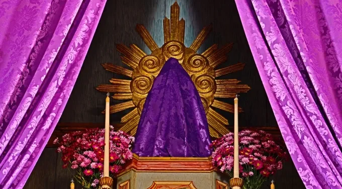 Por que a Igreja Católica cobre santos com panos roxos na semana santa?