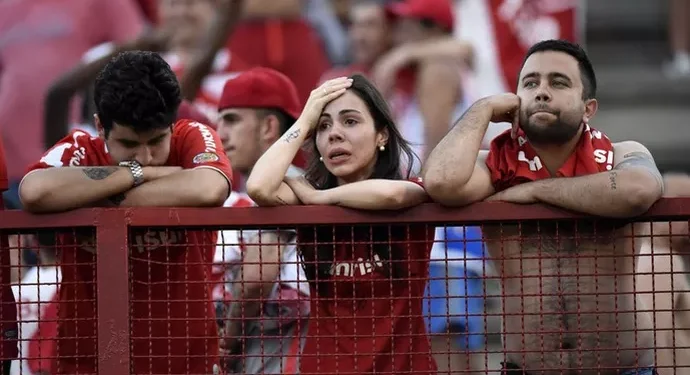 Internacional toma de 3 e acaba de cair para a lanterna do Brasileirão