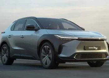 Novo carro elétrico da Toyota combina potência de modelo de luxo, mas apresenta alguns pontos negativos