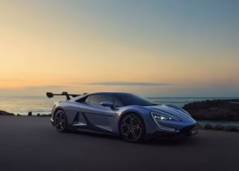 Carro premium da BYD pula, dança e parece um robô com característica humanoide