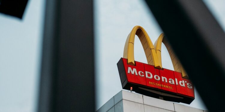 Adeus, McDonald’s? Maior fast food do mundo chega ao Brasil e quer abrir mais de 100 lojas