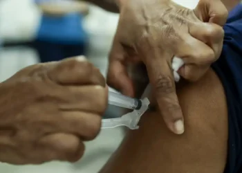 Anvisa aprova e brasileiros vão ter que tomar nova vacina