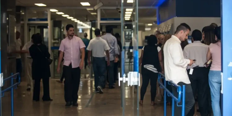 Bancos vão fechar ou fazer feriadão na segunda e terça-feira de Tiradentes?