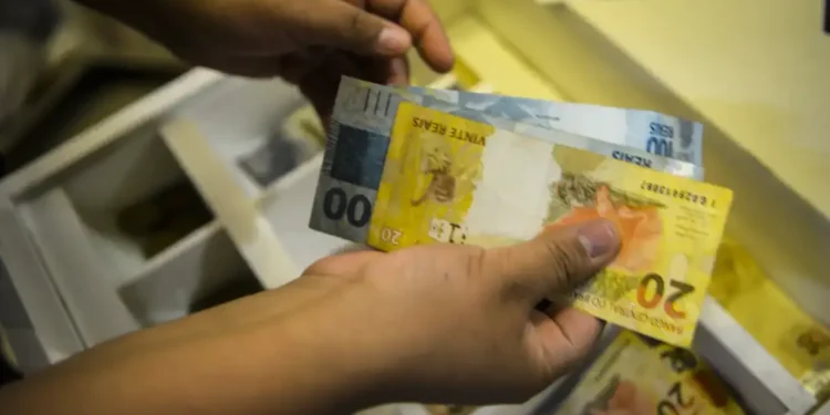 Caixa libera saque de até R$ 1.621 no Caixa Tem e outros bancos