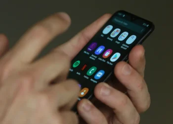 Brasileiros podem ter celulares bloqueados por empresas se não pagarem as contas