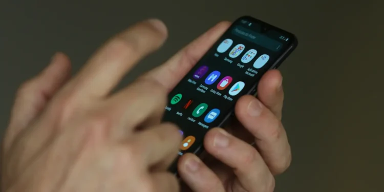 Brasileiros poder ter celulares bloqueados por empresas se não pagarem as contas