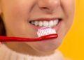 Como as pessoas escovavam os dentes antes de existir creme dental?