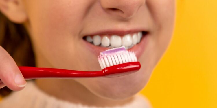 Como as pessoas escovavam os dentes antes de existir creme dental?