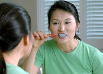 Dentistas informam qual o intervalo correto para escovar os dentes