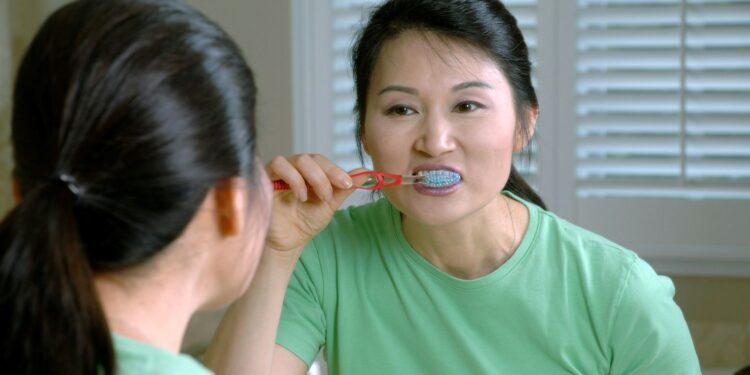 Dentistas informam qual o intervalo correto para escovar os dentes
