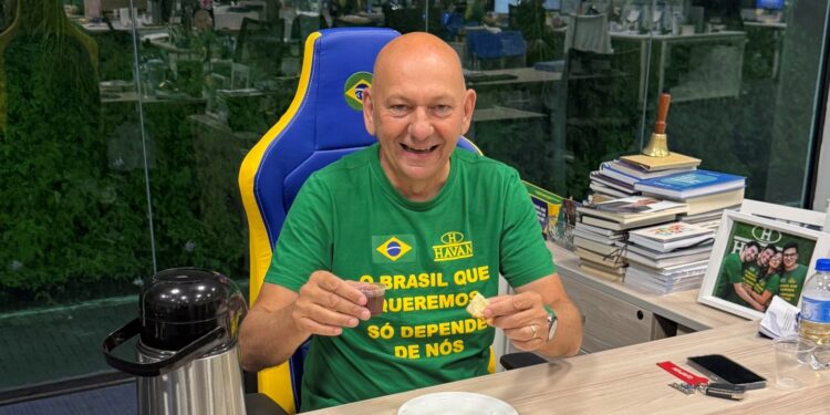 Dono da Havan comprou a única mansão que fica à beira-mar em cidade de rico