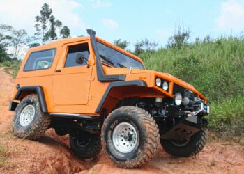 Carro brasileiro parece um tanque de guerra e foi fabricado na década de 1970 para o exército