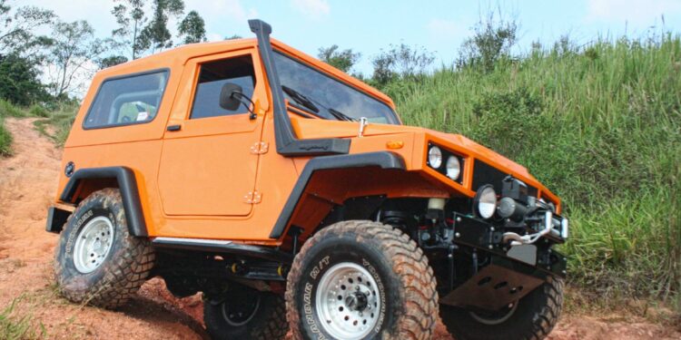 Carro brasileiro parece um tanque de guerra e foi fabricado na década de 1970 para o exército