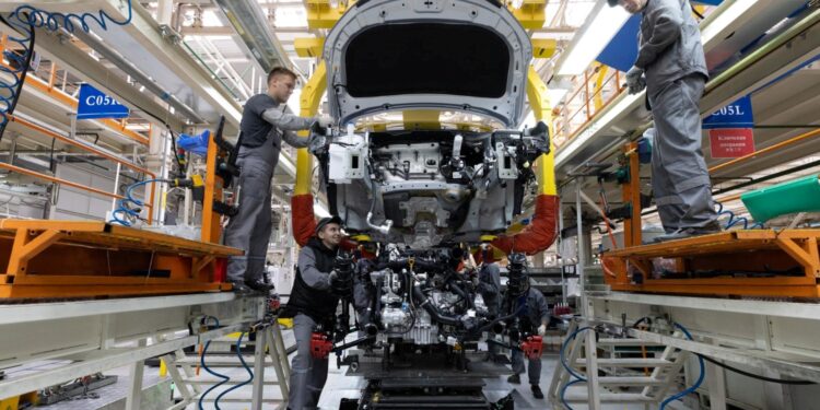 Fábrica da BYD sofre denúncia grave de jornada forçada