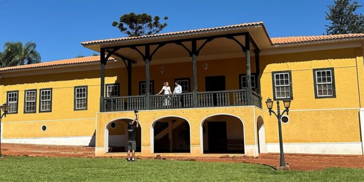Fazenda histórica de 150 anos foi restaurada e pertence a casal famoso