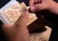 Governo vai anunciar novo salário mínimo de quase R$ 2.000 e brasileiros comemoram