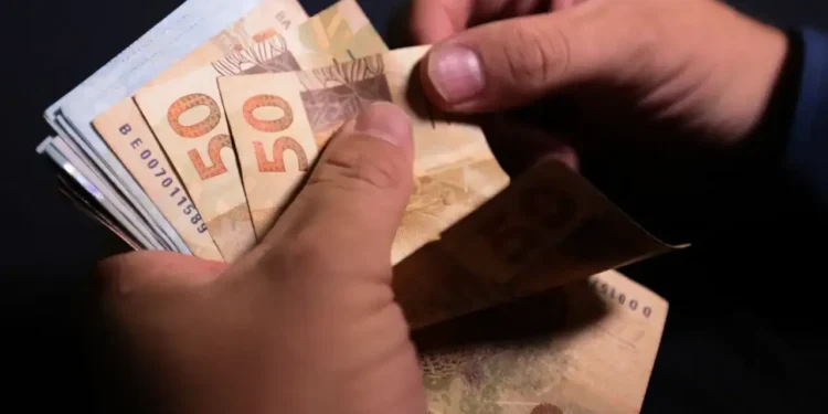 Governo vai anunciar novo salário mínimo de quase R$ 2.000 e brasileiros comemoram