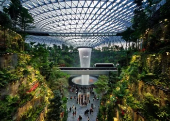 Melhor aeroporto do mundo tem cinema de graça 24 horas por dia e fica próximo de cachoeira gigante