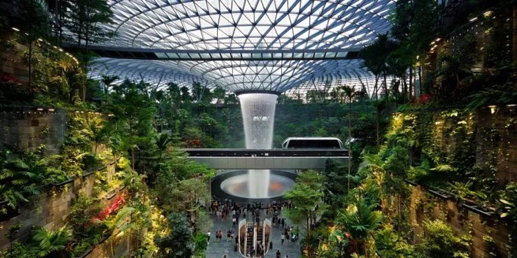 Melhor aeroporto do mundo tem cinema de graça 24 horas por dia e fica próximo de cachoeira gigante