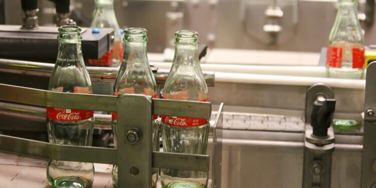 Maior fábrica da Coca-Cola no mundo fica no Brasil e emprega quase 2.000 funcionários
