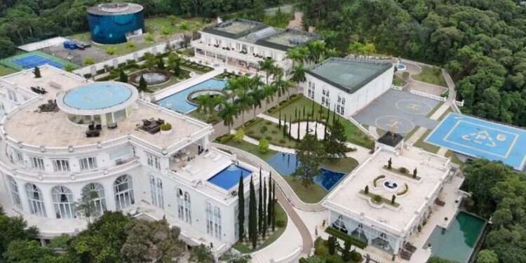 Maior mansão do Brasil parece um shopping e pertence a homem misterioso