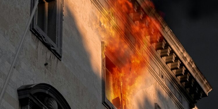 Mansão de R$ 30 milhões pegou fogo e pertence a ator famoso com quase R$ 1 bilhão na conta