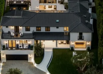 Mansão gigantesca custou R$ 77 milhões e pertence à cantora famosa amada no Brasil