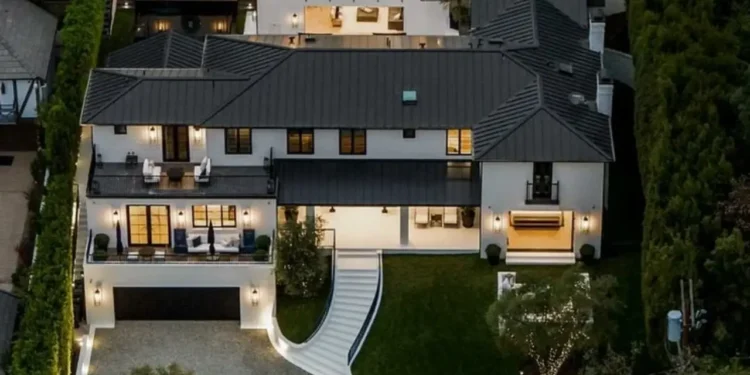 Mansão gigantesca custou R$ 77 milhões e pertence à cantora famosa amada no Brasil