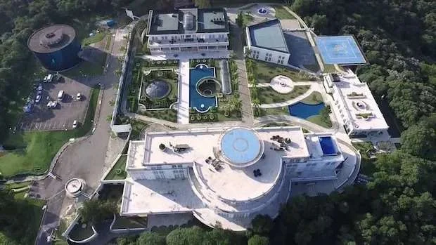 Maior mansão do Brasil tem tamanho de uma fazenda, custou R$ 1 bilhão e pertence a dono de TV