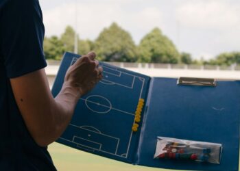 Michael Jackson é anunciado como novo treinador de time do Campeonato Inglês