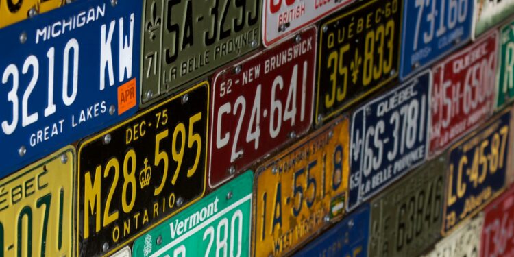 Motoristas precisam trocar as placas dos carros em 2026 nesses casos