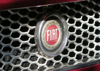 Novo carro híbrido da Fiat tem teto solar, motor potente e sistema inovador