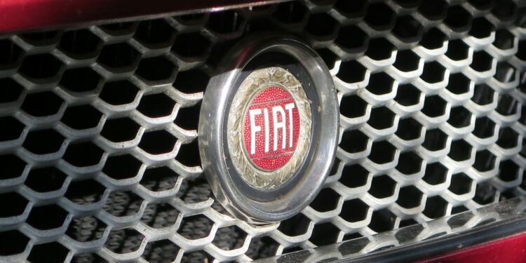 Novo carro híbrido da Fiat tem teto solar, motor potente e sistema inovador