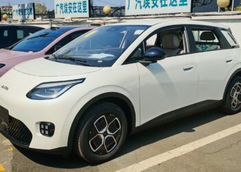 Novo carro rival do BYD Dolphin tem mais espaço e chega ao Brasil