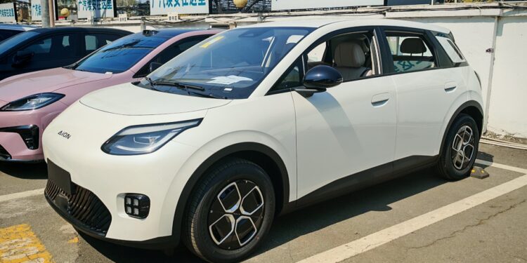 Novo carro rival do BYD Dolphin tem mais espaço e chega ao Brasil