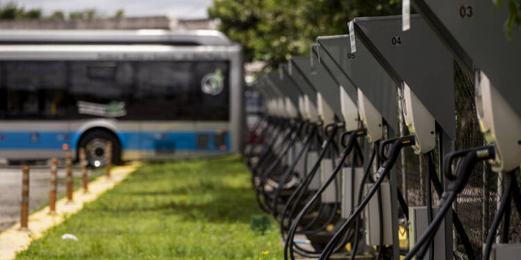 Quase 70 elétricos recém fabricados acabam de chegar com baterias que superam 1200 km neste país