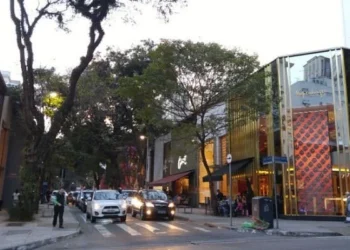 Rua mais comercial do Brasil se valorizou ao longo dos anos e fatura milhões por ano