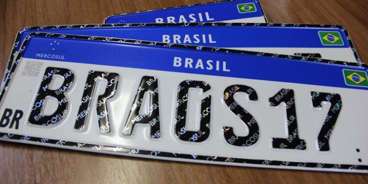 Comunicado geral sobre fim da placa Mercosul e volta da placas antigas nos carros