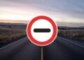 Placa de trânsito com o traço estranho: o que significa?
