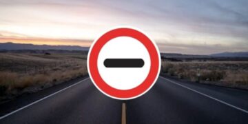 Placa de trânsito com o traço estranho: o que significa?