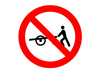 Placa de trânsito com homem carregando um carrinho de mão: o que significa?