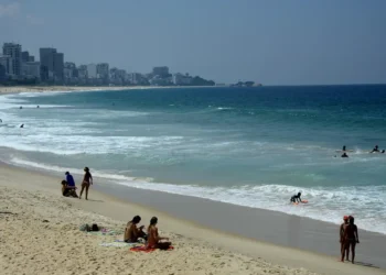 Funcionário foi demitido após ir à praia durante uso de atestado médico