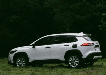 Qual o consumo do Corolla Cross híbrido andando na cidade?