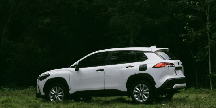 Qual o consumo do Corolla Cross híbrido andando na cidade?