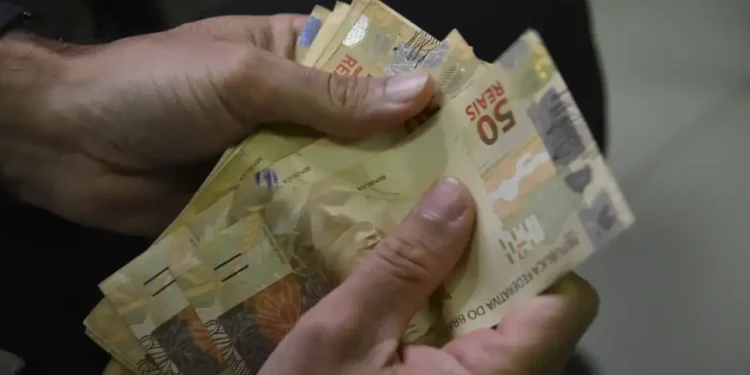 Salário médio no Brasil subiu para R$ 2.000