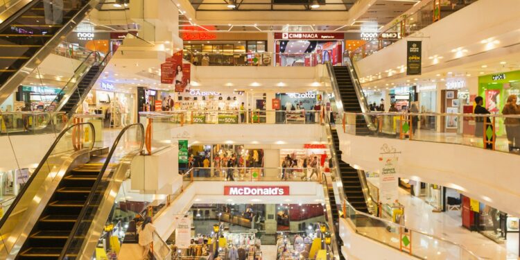 Shoppings podem começar a fechar mais cedo? Entenda o motivo