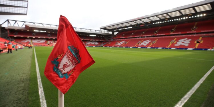 Liverpool vai comprar lateral e Flamengo se prepara para receber bolada