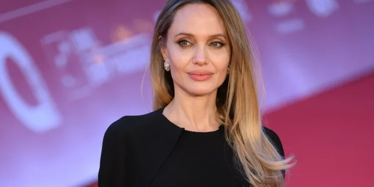 Aos 50 anos, Angelina Jolie comprou selva particular com extensão maior que 80 mil campos de futebol